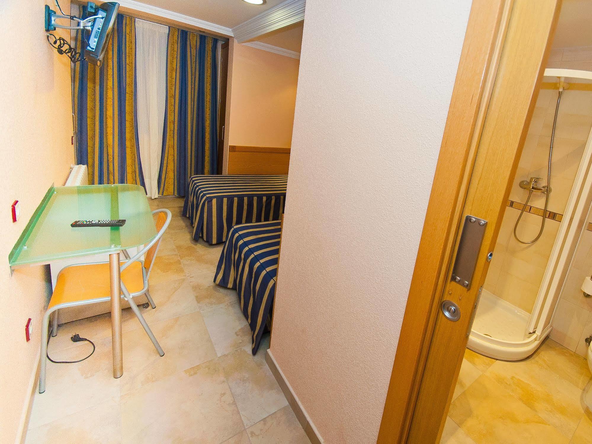 Hostal Viky Madrid Dış mekan fotoğraf